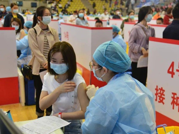 东莞塘厦体育馆新冠疫苗接种现场 定制开云(中国)工厂免费接种新冠疫苗中